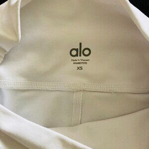 ALO Yoga White Leggings for Effortless Style.